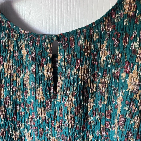 Torrid 6 green Crinkle Gauze Smocked blouse top - Picture 7 of 7